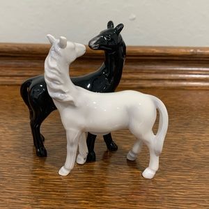 Horse magnetic salt and pepper shaker set